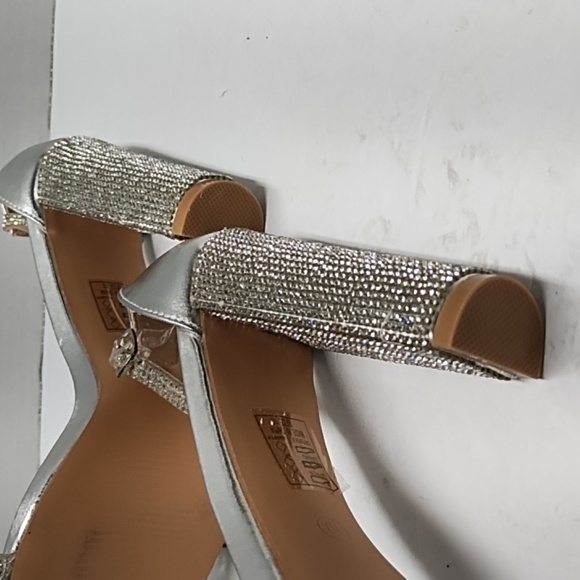 Elegant Silver Heels with Rhinestone Detailing - Picture 8 of 9